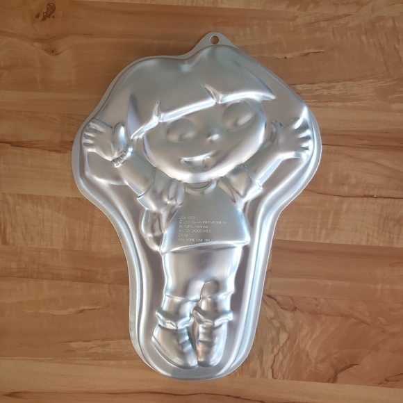 Wilson New Dora the Explorer Cake Pan - Picture 3 of 3